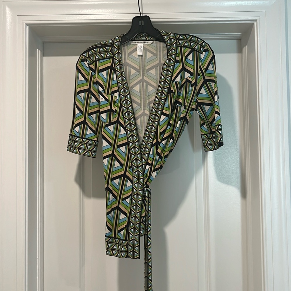 Vintage Diane Vin Furstenberg Green Silk V Neck Wrap Blouse Size 4